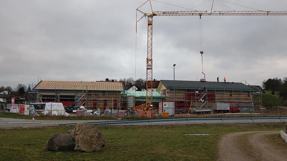 Rund 5,9 Millionen Euro investiert die Stadt Roding in den Neubau des Feuerwehrhauses (links) und des Kinderhauses in Wetterfeld. Rund 5,9 Millionen Euro investiert die Stadt Roding in den Neubau des Feuerwehrhauses (links) und des Kinderhauses in Wetterfeld.