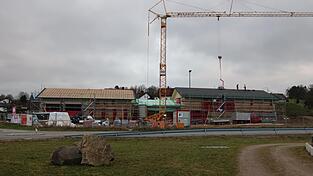 Rund 5,9 Millionen Euro investiert die Stadt Roding in den Neubau des Feuerwehrhauses (links) und des Kinderhauses in Wetterfeld.