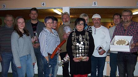Alle Gewinner des Preisschie&szlig;ens mit Sch&uuml;tzenmeister Martin Ilg (r.)