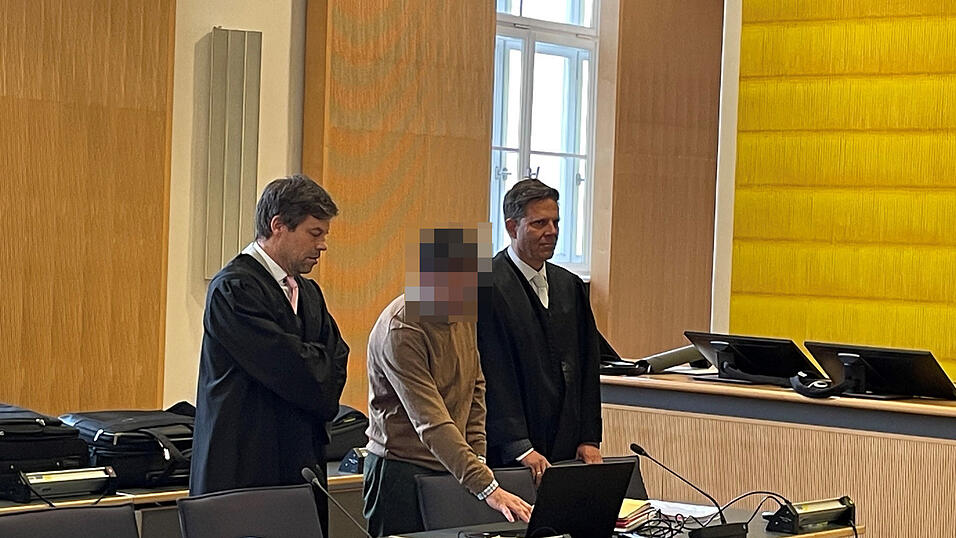 Der angeklagte Arzt und seine beiden Verteidiger