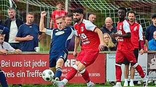 Roding mit Alban Salla (in Rot) konnte gegen dem Titelaspiranten Landshut mit Dominik Past mithalten, konnte sich aber nicht belohnen.