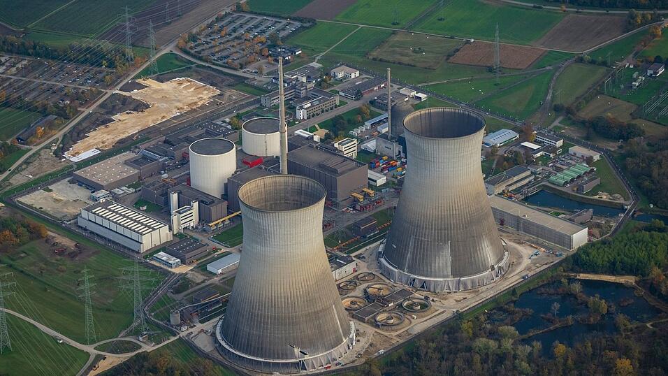 Die beiden Kühltürme des früheren Kernkraftwerks Gundremmingen sollen am Samstag genau um 12.00 Uhr gesprengt werden. (Archivbild) Die beiden Kühltürme des früheren Kernkraftwerks Gundremmingen sollen am Samstag genau um 12.00 Uhr gesprengt werden. (Archivbild)