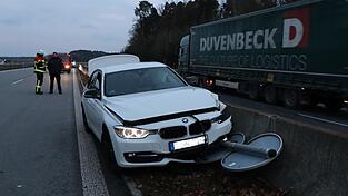 Vermutlich wegen einer medizinischen Ursache verlor der 21-jährige Fahrer die Kontrolle über sein Auto und prallte an die Leitplanke.