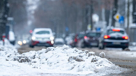 Das winterliche Wetter hat nicht nur Auswirkungen auf den Stra&szlig;enverkehr, sondern mitunter auch auf den Schulbetrieb. (Symbolfoto)&nbsp;