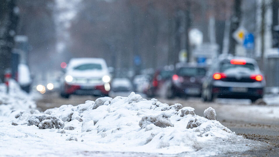 Das winterliche Wetter hat nicht nur Auswirkungen auf den Straßenverkehr, sondern mitunter auch auf den Schulbetrieb. (Symbolfoto) Das winterliche Wetter hat nicht nur Auswirkungen auf den Straßenverkehr, sondern mitunter auch auf den Schulbetrieb. (Symbolfoto)