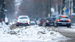 Das winterliche Wetter hat nicht nur Auswirkungen auf den Stra&szlig;enverkehr, sondern mitunter auch auf den Schulbetrieb. (Symbolfoto)&nbsp;