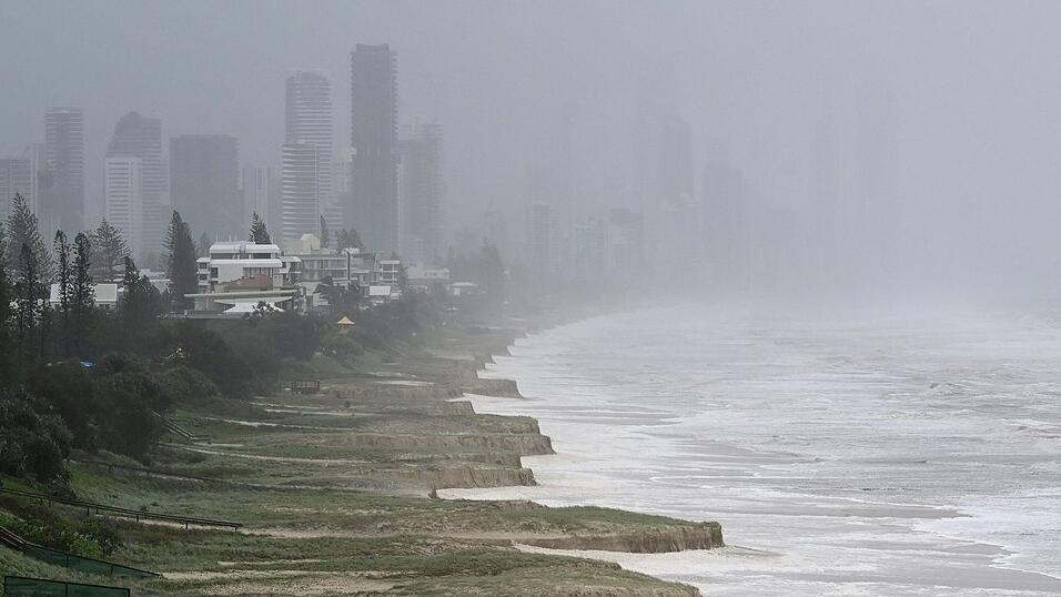 Die hohen Wellen zerstörten bei Touristen beliebte Strände an der Gold Coast.