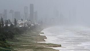 Die hohen Wellen zerstörten bei Touristen beliebte Strände an der Gold Coast.