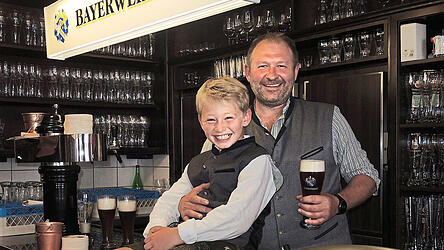 Weißbräu-Wirt Jürgen Denk mit seinem siebenjährigen Sohn Johannes. Der fühlt sich in der Wirtsstub'n genauso wohl wie die vielen (Stamm-)Gäste.