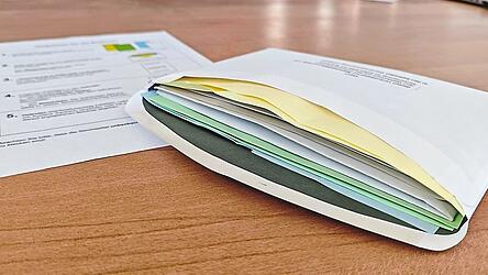 Die Wahlzettel passen kaum in die Briefumschl&auml;ge.