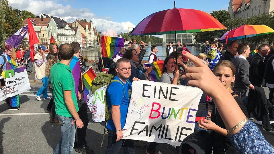 Knapp 2.000 Teilnehmer feierten am Samstag in Landhut den ersten Christopher-Street-Day Niederbayerns.