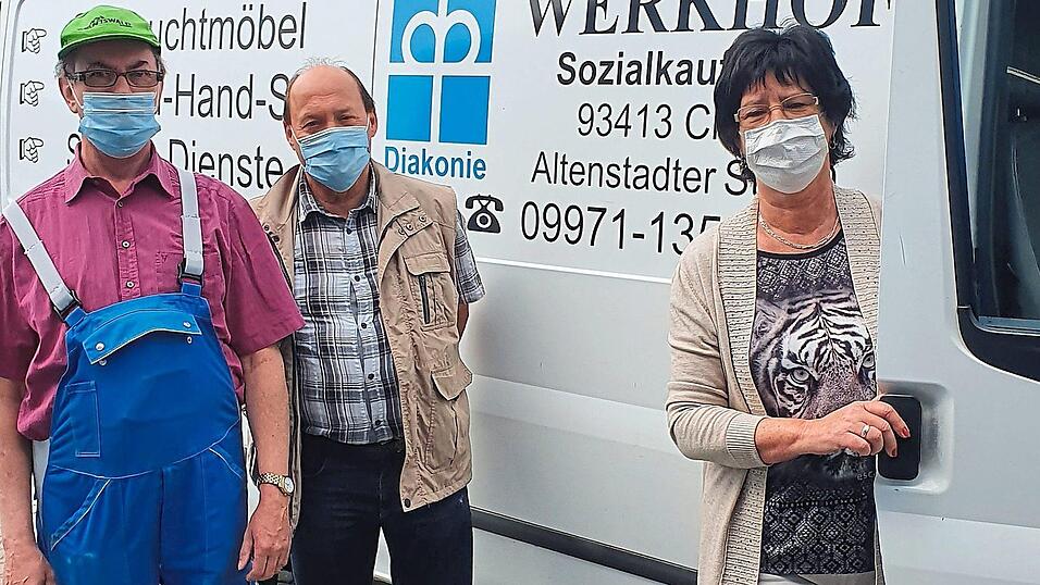 Ein Teil des Teams im Werkhof Cham, rechts die Anleiterin Roswitha Mertens und in der Mitte der Fahrer Johann Lolacher.