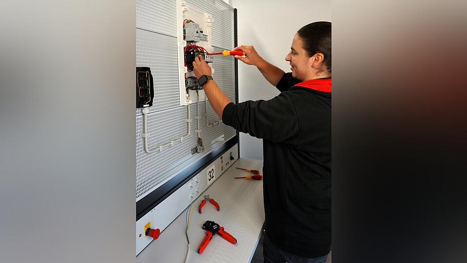 Ariana Ferizi legt als Elektronikerin viel Wert auf Genauigkeit.