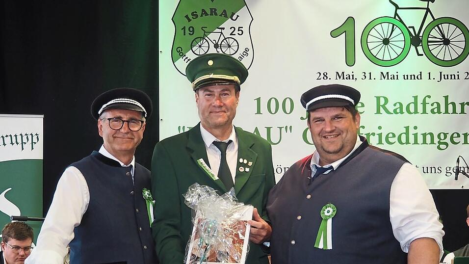Christian Kammerbauer hat ein Pr&auml;sent mitgebracht.