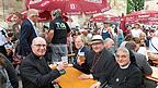 Im Anschluss an den Gottesdienst waren die Gläubigen auf dem Domplatz zu Speisen und Getränken eingeladen. Mittendrin stießen Bischof Voderholzer und Dompropst Franz Frühmorgen miteinander an. Im Anschluss an den Gottesdienst waren die Gläubigen auf dem Domplatz zu Speisen und Getränken eingeladen. Mittendrin stießen Bischof Voderholzer und Dompropst Franz Frühmorgen miteinander an.