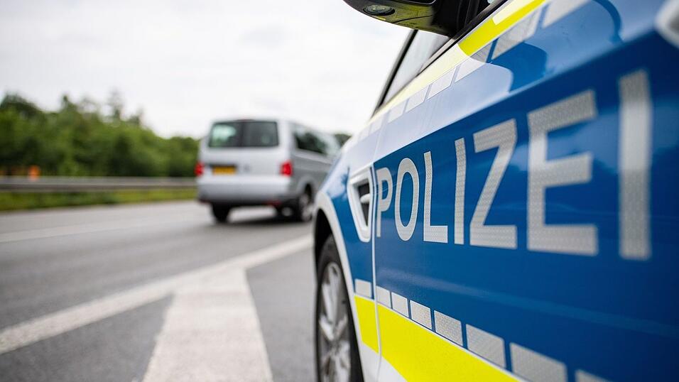 Ein Streifenwagen der Polizei steht auf einer Straße. Ein Streifenwagen der Polizei steht auf einer Straße.