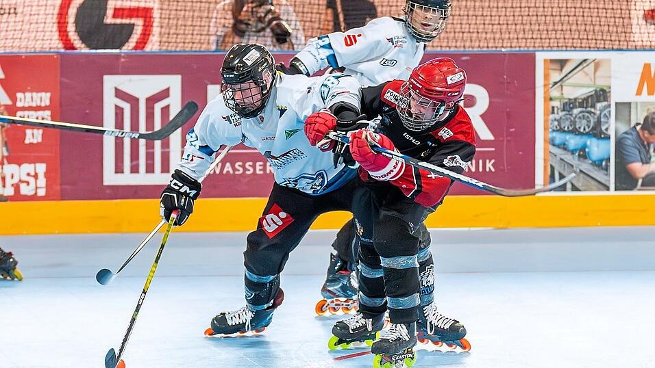 Mit dem Heimsieg gegen K&ouml;ln wahren sich die Attinger - hier Stefan Gro&szlig;, der das entscheidende Tor erzielte, hinten Simon Steger - die Chance auf den Erstliga-Klassenerhalt.