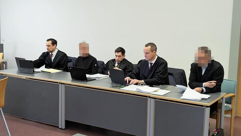 Die Angeklagten (verpixelt) und ihre Verteidiger können nun entscheiden, ob sie den Prozess platzen lassen wollen.