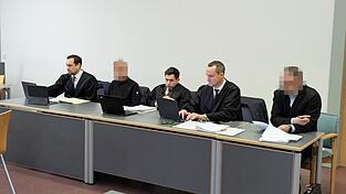 Die Angeklagten (verpixelt) und ihre Verteidiger können nun entscheiden, ob sie den Prozess platzen lassen wollen.