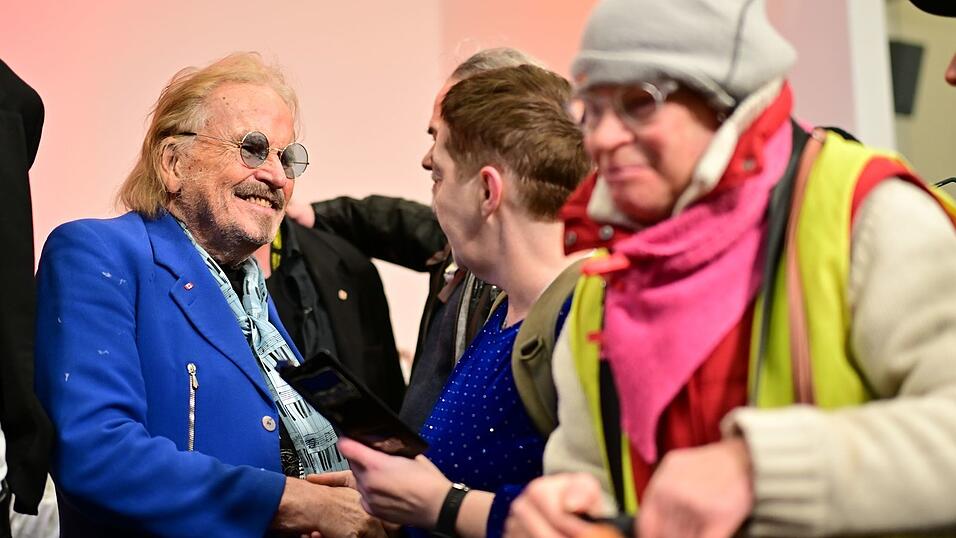 Viele Menschen nehmen das Weihnachtsessen dankbar an.