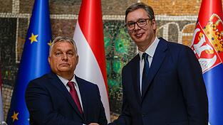 Ungarns Ministerpräsident Viktor Orban und Serbiens Staatspräsident Aleksandar Vucic pflegen gute Beziehungen. (Archivbild) Ungarns Ministerpräsident Viktor Orban und Serbiens Staatspräsident Aleksandar Vucic pflegen gute Beziehungen. (Archivbild)