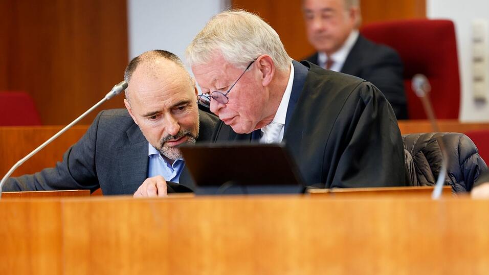 Kai-Uwe Steck neben seinem Anwalt Gerhard Strate (rechts). Kai-Uwe Steck neben seinem Anwalt Gerhard Strate (rechts).