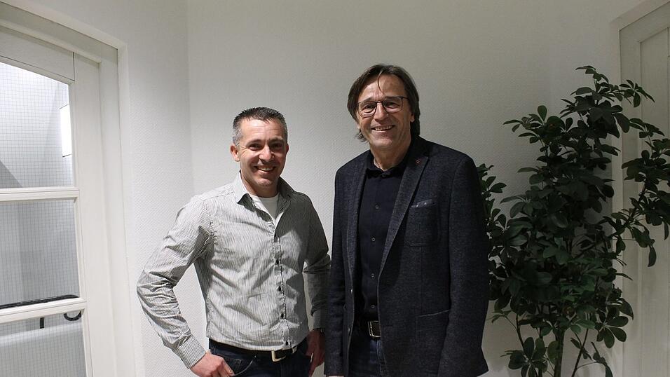 Christian Altmann (links) und der neue B&uuml;rgermeister von Aham Hans Luger.