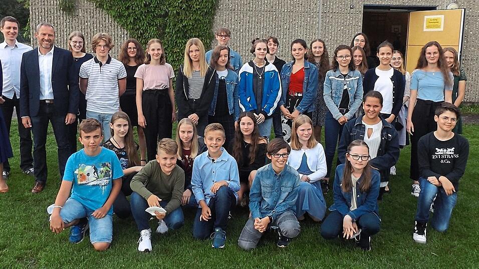 Die Sch&uuml;ler, deren Gedichte Eingang in die Anthologie gefunden haben, mit den verantwortlichen Lehrkr&auml;ften des Lyrikwettbewerbs (hinten, v.l.): Christine Sommerfeld, Tom Spiegelhauer und Bernd Winter.