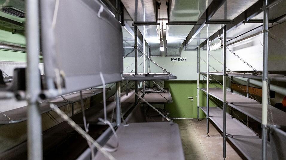 Der Aufenthalts- und Schlafraum im ABC-Bunker unter dem Nürnberger Hauptbahnhof. Der Atomschutzbunker wurde in den siebziger Jahren während des 'Kalten Krieges' gebaut und sollte den Bürgern Schutz vor Atomwaffen oder auch chemischen und biologischen Massenvernichtungswaffen bieten. Der Aufenthalts- und Schlafraum im ABC-Bunker unter dem Nürnberger Hauptbahnhof. Der Atomschutzbunker wurde in den siebziger Jahren während des 'Kalten Krieges' gebaut und sollte den Bürgern Schutz vor Atomwaffen oder auch chemischen und biologischen Massenvernichtungswaffen bieten.
