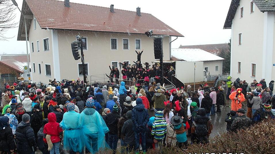 Auftritte der Garde der Bachler Faschingsfreunde waren in der Vergangenheit fester Bestandteil des närrischen Treibens in Hofkirchen - und darüber hinaus. Auftritte der Garde der Bachler Faschingsfreunde waren in der Vergangenheit fester Bestandteil des närrischen Treibens in Hofkirchen - und darüber hinaus.