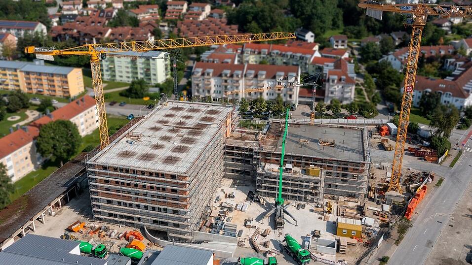 Die Baustelle in der Schwaigerbreite aus der Vogelperspektive. Seit März ist das Gebäude beachtlich in die Höhe gewachsen. Die Baustelle in der Schwaigerbreite aus der Vogelperspektive. Seit März ist das Gebäude beachtlich in die Höhe gewachsen.