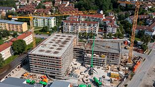 Die Baustelle in der Schwaigerbreite aus der Vogelperspektive. Seit März ist das Gebäude beachtlich in die Höhe gewachsen. Die Baustelle in der Schwaigerbreite aus der Vogelperspektive. Seit März ist das Gebäude beachtlich in die Höhe gewachsen.