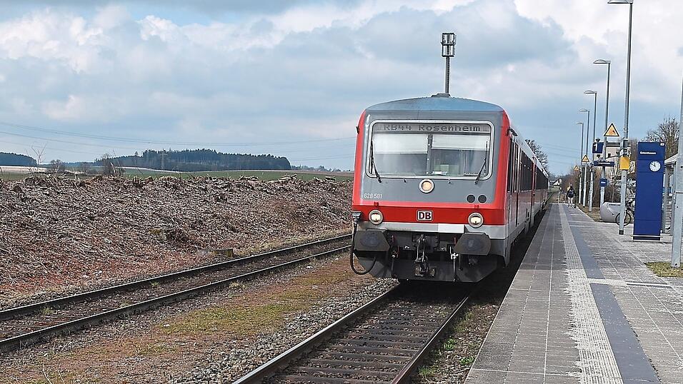 Zur Zeit nur eingleisig befahrbar: der Bahnhof in Geisenhausen. Weil Güterzüge jetzt nicht mehr ausweichen können, kann es zu außerplanmäßigen Verspätungen im Personenverkehr kommen.