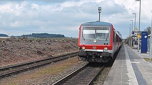 Zur Zeit nur eingleisig befahrbar: der Bahnhof in Geisenhausen. Weil Güterzüge jetzt nicht mehr ausweichen können, kann es zu außerplanmäßigen Verspätungen im Personenverkehr kommen.