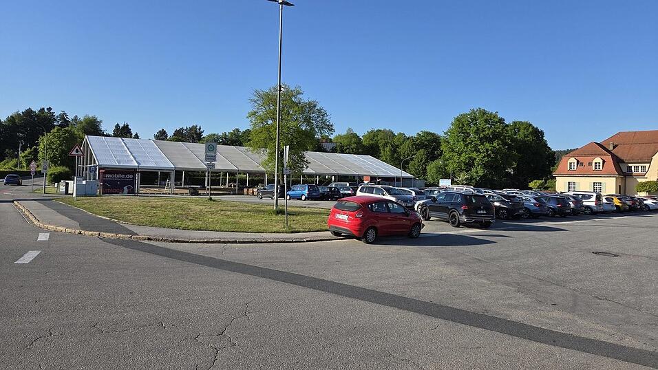 Die Vorbereitungen f&uuml;r das Pfingstvolksfest laufen auf Hochtouren. Wenn die Schausteller kommen, f&auml;llt der Parkplatz komplett weg.