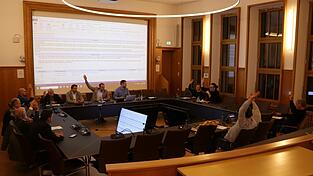 Mit deutlicher Mehrheit hat der Bauausschuss die &Auml;nderung des Bebauungsplans &bdquo;Ludwigsh&ouml;he&ldquo; auf den Weg gebracht. Er geht nun in die &ouml;ffentliche Auslegung, der Satzungsbeschluss folgt nach der Behandlung der dort eingereichten Stellungnahmen.