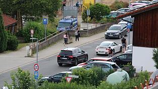 Besonders zu Schulschluss herrscht vor der Bergwacht reges Treiben. Immer wieder parken Autofahrer im absoluten Halteverbot. Besonders zu Schulschluss herrscht vor der Bergwacht reges Treiben. Immer wieder parken Autofahrer im absoluten Halteverbot.