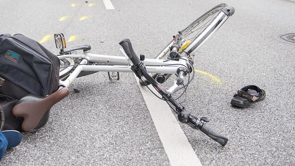 Die Radfahrerin stürzte und verletzte sich dabei am Fuß. (Symbolbild) Die Radfahrerin stürzte und verletzte sich dabei am Fuß. (Symbolbild)