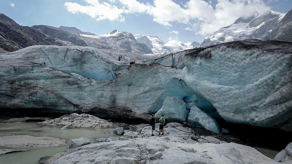 Die mittlere Eisdicke einzelner Schweizer Gletscher hat um 2,5 bis 4 Meter abgenommen. Die mittlere Eisdicke einzelner Schweizer Gletscher hat um 2,5 bis 4 Meter abgenommen.