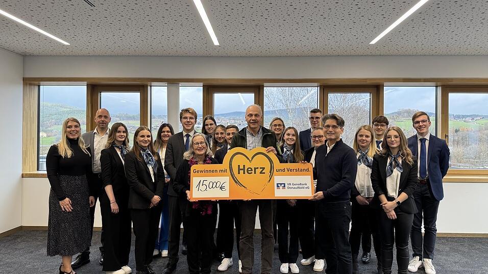 Je 5.000 Euro erhielten der Hospizverein Viechtach, das Projekt Kinderherzen Deggendorf und der Naturpark Bayerischer Wald als Spende von den Auszubildenden der GenoBank DonauWald. Das Ganze wurde im Rahmen des Azubiprojekts 'Gewinnsparen' möglich gemacht. Je 5.000 Euro erhielten der Hospizverein Viechtach, das Projekt Kinderherzen Deggendorf und der Naturpark Bayerischer Wald als Spende von den Auszubildenden der GenoBank DonauWald. Das Ganze wurde im Rahmen des Azubiprojekts 'Gewinnsparen' möglich gemacht.