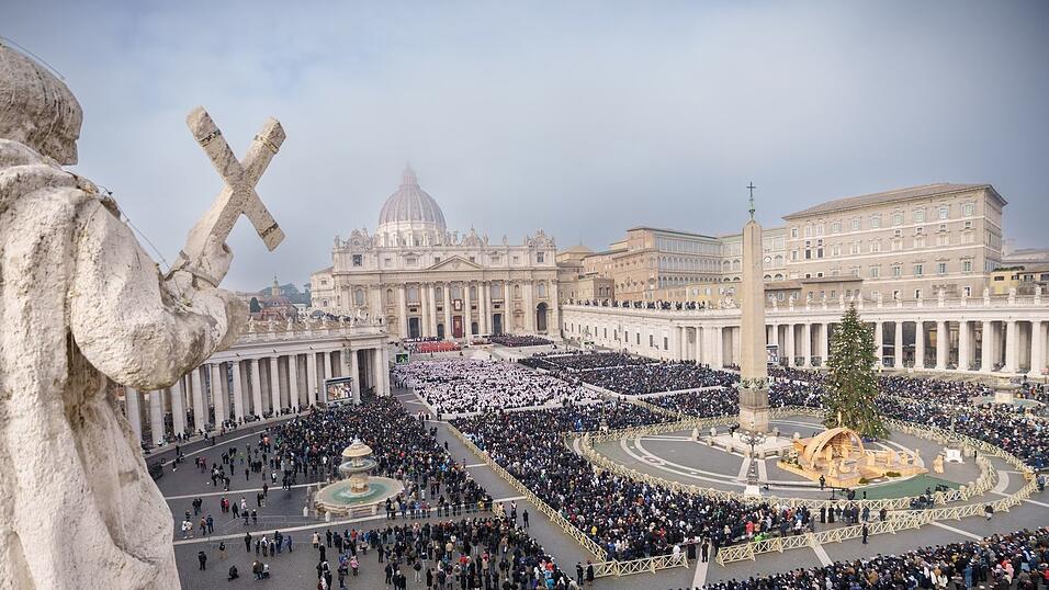Wie bei Benedikt XVI. werden auch bei den Trauerfeierlichkeiten für Franziskus Zehntausende Gläubige im Vatikan erwartet. (Archivbild)