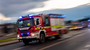Die Feuerwehr rückte an und löschte den brennenden Wagen. (Symbolbild)
