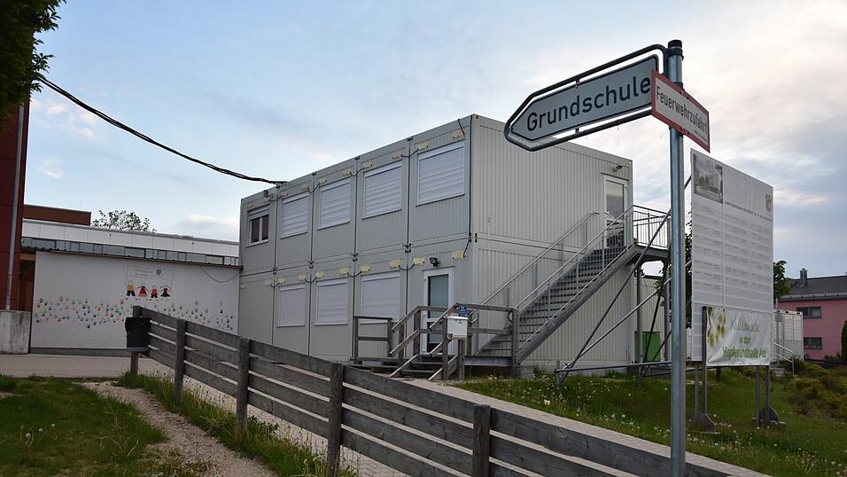 Während der Generalsanierung und Erweiterung des Schulhauses fand der Unterricht der Grundschule zwischen 2017 und 2020 in einer Containeranlage zwischen der neuen Realschule und der Hopfenlandhalle statt. Während der Generalsanierung und Erweiterung des Schulhauses fand der Unterricht der Grundschule zwischen 2017 und 2020 in einer Containeranlage zwischen der neuen Realschule und der Hopfenlandhalle statt.