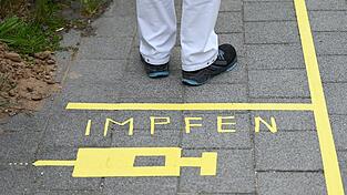Und los geht's zur zweiten Impfung - oder doch nicht? Immer mehr Menschen wollen verschieben. Und los geht's zur zweiten Impfung - oder doch nicht? Immer mehr Menschen wollen verschieben.