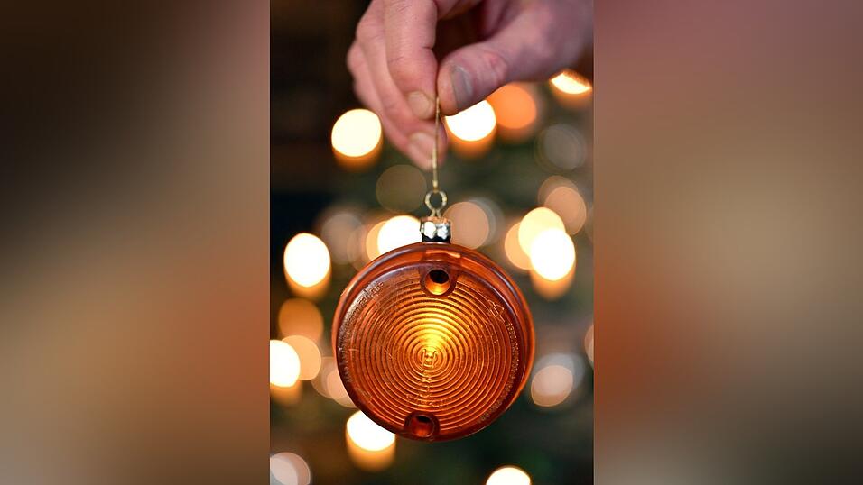 Nostalgisch: Weihnachtsbaumkugeln aus echten Blinklichtern der Kult-Mopeds von Simson.