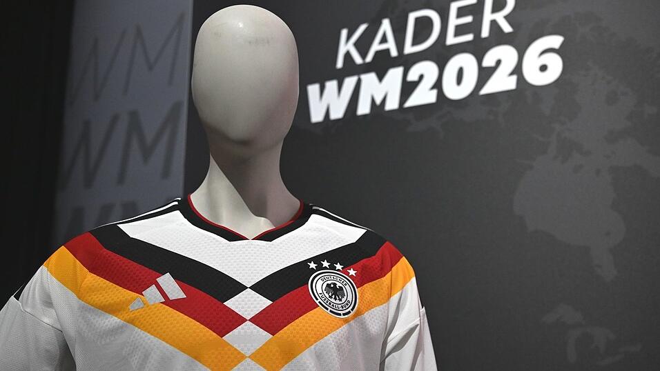 F&uuml;r viele Fans geh&ouml;rt das Trikot zum Turnier dazu. (Archivbild)