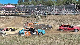 Dass der Stock-Car-Sport in Schl&uuml;pfing einen hohen Stellenwert hat, zeigt alleine die hohe Teilnahmeresonanz: Die Rennfahrer duellierten sich bei rund 320 Starts in 22 L&auml;ufen.