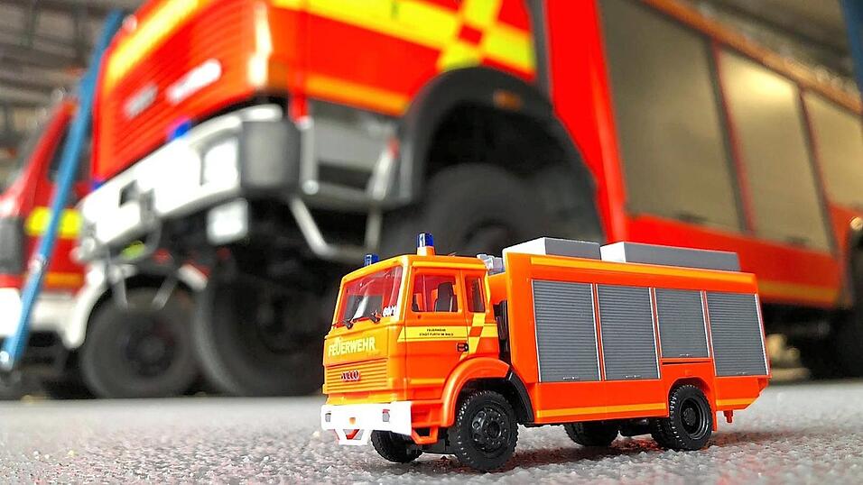 Groß und Klein: Das detailgetreue Modell vor dem Original in der Further Feuerwache. Groß und Klein: Das detailgetreue Modell vor dem Original in der Further Feuerwache.
