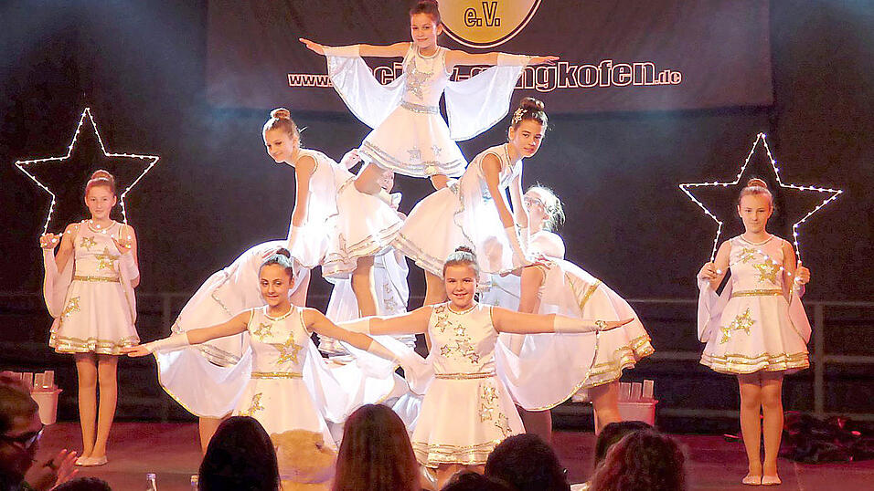 Die Teenie-Dancer zeigten einen rasanten Tanz, der sich im Himmel und in der Hölle abspielte. Die Teenie-Dancer zeigten einen rasanten Tanz, der sich im Himmel und in der Hölle abspielte.