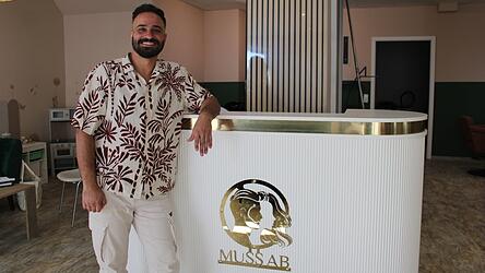 Musab Houri eröffnet am Samstag seinen Friseurladen „Muss ab“ in der Alrunastraße. Ein Name, auf den ihn sein Kumpel Marius Reitmeier gebracht hat - passend zu Houris Vornamen.